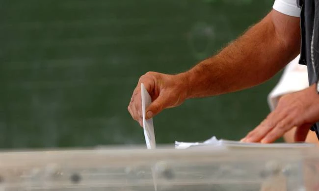 «Βόμβα» στη Β’ Αθηνών: Ποιοι χάνουν τις έδρες τους; Δείτε τη λίστα